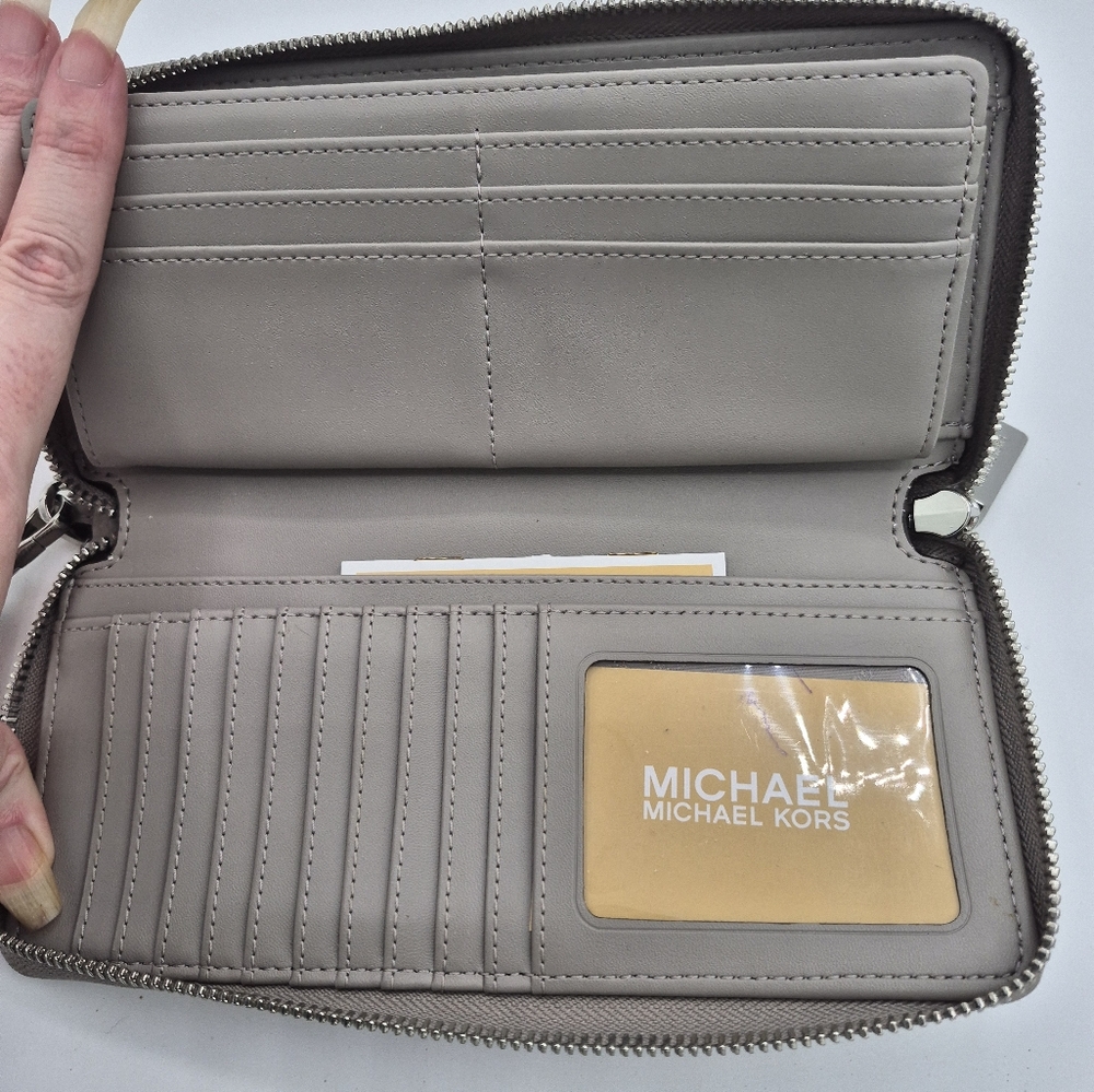 Michael Kors Jet Set Travel Large Wallet - Picture 7 of 8